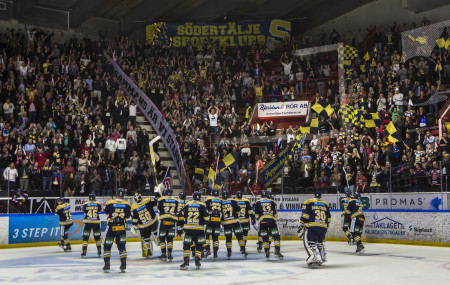 Södertljes spelare jublar fansen. Foto: Kenta Jönsson / BILDBYRÅN /