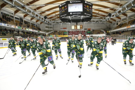 Björklöven tackar klacken. Foto: Johan Löf / BILDBYRÅN