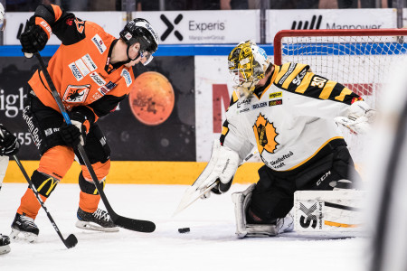 Joel Kellman gör 3-0 under ishockeymatchen i SHL mellan Karlskrona och Skellefteå. Foto: Magnus Lejhall / BILDBYRÅN