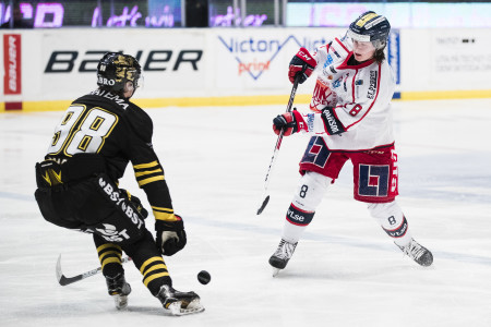 Victor Lindman i Västervik avlossar ett skott. Foto: Andreas L Eriksson / Bildbyrån