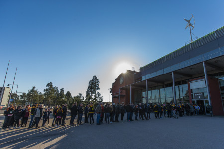 Brynäs fansen köar in till arenan. Foto: Andreas L Eriksson / Bildbyrån