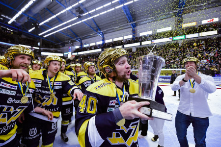 HV71:s Pär Arlbrandt  jublar efter final 7 i SM-slutspelet i ishockey mellan HV71 och Bryns den 29 april 2017 i Jnkping. Foto: Petter Arvidson / BILDBYRÅN