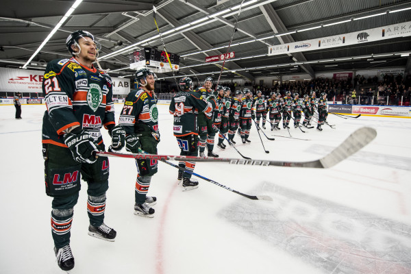 Kristianstads spelare med Daniel Andersson till vänster tackar publiken. Foto: Petter Arvidson / BILDBYRÅN