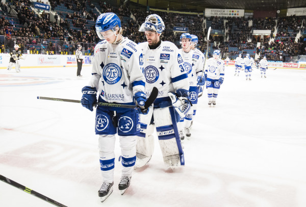 Leksands Simon Norberg och målvakt Frans Tuohimaa ser nedstmda ut. Foto: Kenta Jönsson / BILDBYRÅN