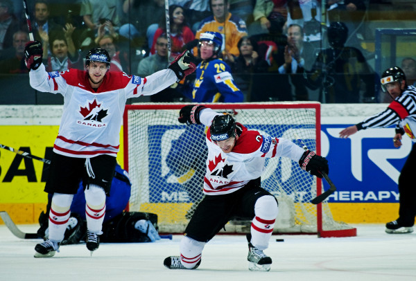 Derek Roy, Kanada, jublar efter att ha gjort 3-0. Foto: Bildbyrån